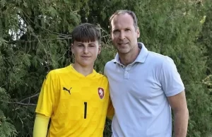 على خطى والده – نجل بيتر تشيك يوقع أول عقد احترافي مع نادي بالدوري الإنجليزي الممتاز